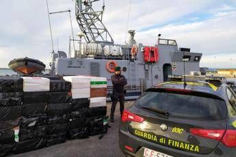Blitz nel canale di Sicilia, sequestrate 7 tonnellate di sigarette Blitz nel canale di Sicilia, sequestrate 7 tonnellate di sigarette