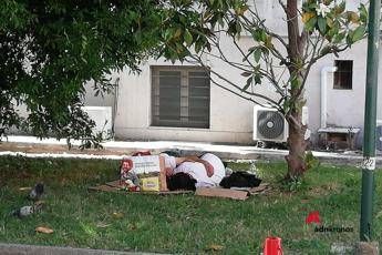 Coronavirus: coppia accampata nei giardini davanti al reparto malattie infettive Umberto I Coronavirus: coppia accampata nei giardini davanti al reparto malattie infettive Umberto I