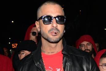 Fabrizio Corona contro J-Ax Fabrizio Corona contro J-Ax