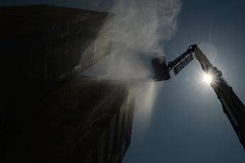 Coronavirus, migranti cosparsi di disinfettanti alla candeggina in India Coronavirus, migranti cosparsi di disinfettanti alla candeggina in India