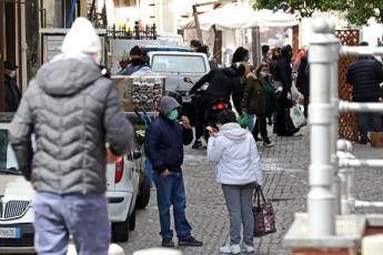 Coronavirus, de Magistris: In vicoli Napoli 10 persone sembrano folla Coronavirus, de Magistris: In vicoli Napoli 10 persone sembrano folla