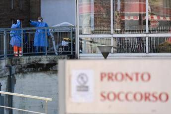 Il primario denuncia: Tamponi a calciatori e politici, non a medici Il primario denuncia: Tamponi a calciatori e politici, non a medici