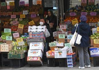 Coronavirus, tossisce su commessa: accusato di minacce terroristiche Coronavirus, tossisce su commessa: accusato di minacce terroristiche