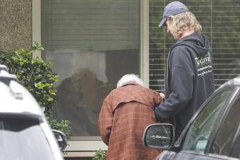 Coronavirus, marito e moglie separati da un vetro dopo 60 anni insieme Coronavirus, marito e moglie separati da un vetro dopo 60 anni insieme