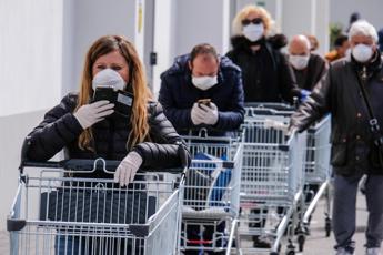 Coronavirus, Zaia: In Veneto obbligo guanti e mascherine in supermercati