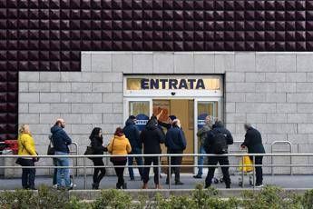 Coronavirus, code ai supermercati. Il governo: Non serve Coronavirus, code ai supermercati. Il governo: Non serve