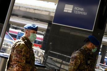 Coronavirus, Raggi al governo: Termoscanner in stazioni treni Roma