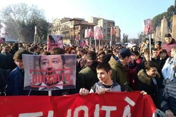 Bocciamo il governo, studenti in corteo a Roma Bocciamo il governo, studenti in corteo a Roma