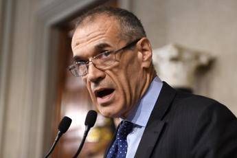 Cottarelli: Prestito Mes lo richiederei, no a guerra religione Cottarelli: Prestito Mes lo richiederei, no a guerra religione