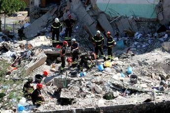 Torre Annunziata, crolla palazzo: 3 morti. Altri 5 sotto macerie Torre Annunziata, crolla palazzo: 3 morti. Altri 5 sotto macerie