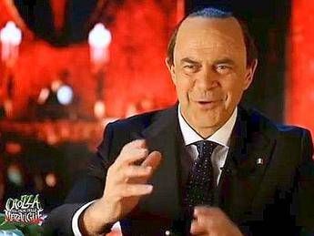 Una parola di sei lettere... grazia. Crozza si sdoppia in Berlusconi-Napolitano Una parola di sei lettere... grazia. Crozza si sdoppia in Berlusconi-Napolitano