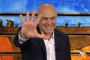 Crozza: Ciaone a tutti quei fessi di elettori che hanno votato al referendum /Video Crozza: Ciaone a tutti quei fessi di elettori che hanno votato al referendum /Video