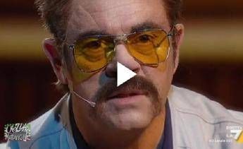 Crozza è Napalm51: Inchiodato sul divano da quelli di Big Pharma /Video Crozza è Napalm51: Inchiodato sul divano da quelli di Big Pharma /Video