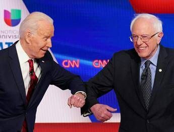 Coronavirus, dibattito Sanders-Biden: il saluto con il gomito Coronavirus, dibattito Sanders-Biden: il saluto con il gomito