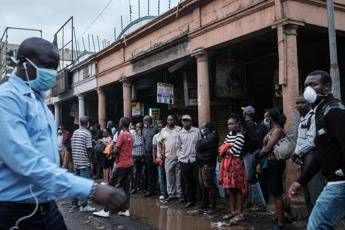 Coronavirus, in Kenya arresto per chi non indossa mascherina in spazi pubblici Coronavirus, in Kenya arresto per chi non indossa mascherina in spazi pubblici