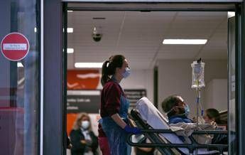 Covid Gb, quasi 700 decessi: dato più alto da maggio Covid Gb, quasi 700 decessi: dato più alto da maggio