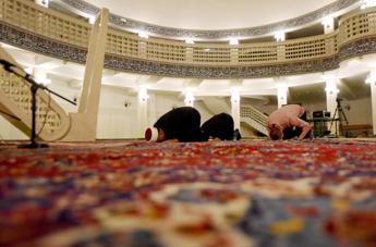 Coronavirus e Ramadan, moschee chiuse e preghiere in casa