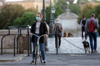 Bassetti: Virus più debole, catastrofisti negano fatti