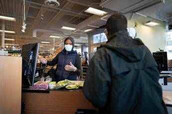Coronavirus, scienziati: Bassi rischi con la regola dei 6 secondi Coronavirus, scienziati: Bassi rischi con la regola dei 6 secondi