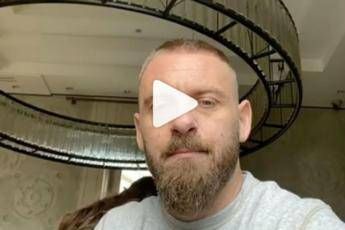 De Rossi si traveste per vedere il derby in curva sud/Guarda De Rossi si traveste per vedere il derby in curva sud/Guarda