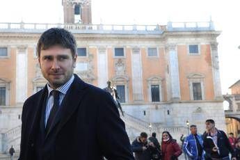 Roma, Di Battista scrive a Raggi: Coraggio Virginia, abbiamo tutti contro Roma, Di Battista scrive a Raggi: Coraggio Virginia, abbiamo tutti contro