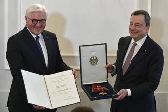 La Germania rende omaggio a Draghi: Ha servito con tutto se stesso Europa unita La Germania rende omaggio a Draghi: Ha servito con tutto se stesso Europa unita