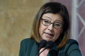 Sanremo, la ministra De Micheli contro Amadeus Sanremo, la ministra De Micheli contro Amadeus