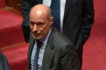 De Falco-show al Senato: ''Tu vai a casa De Falco-show al Senato: ''Tu vai a casa