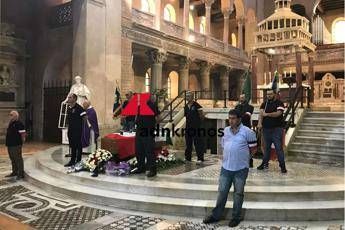 Delle Chiaie, saluti romani e bandiere al funerale /Video Delle Chiaie, saluti romani e bandiere al funerale /Video