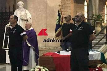Delle Chiaie, don Pietro: Meglio se in chiesa solo tricolori Delle Chiaie, don Pietro: Meglio se in chiesa solo tricolori