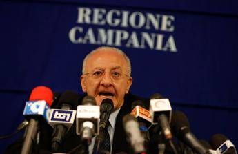 De Luca: Abbiamo due nemici, il virus e i 'porta seccia' De Luca: Abbiamo due nemici, il virus e i 'porta seccia'