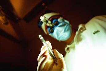 Le tolgono due denti perché curata male, 16enne risarcita con 10mila sterline Le tolgono due denti perché curata male, 16enne risarcita con 10mila sterline