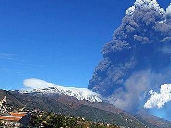Debole emissione di cenere del vulcano Etna, riaperti aeroporti Catania e Comiso Debole emissione di cenere del vulcano Etna, riaperti aeroporti Catania e Comiso