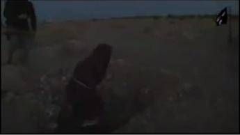 Donna lapidata dal padre per adulterio, Is diffonde un nuovo video dell'orrore Donna lapidata dal padre per adulterio, Is diffonde un nuovo video dell'orrore