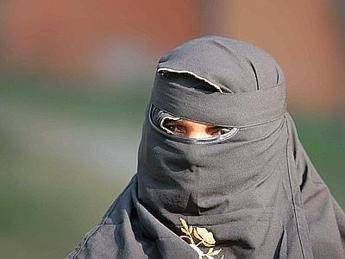 Potrebbero mostrare il corpo. Vietato alle donne andare dal medico da sole Potrebbero mostrare il corpo. Vietato alle donne andare dal medico da sole
