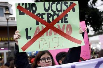 Migliaia di donne in piazza contro la violenza Migliaia di donne in piazza contro la violenza