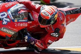 Scontro Dovizioso-Quartararo, la Ducati prende fuoco Scontro Dovizioso-Quartararo, la Ducati prende fuoco