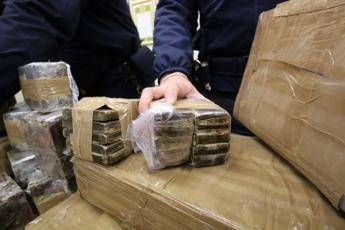 Acquista pantaloni online, riceve un chilo e mezzo di hashish Acquista pantaloni online, riceve un chilo e mezzo di hashish