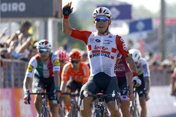 Viviani si ritira, a Ewan l'undicesima tappa Viviani si ritira, a Ewan l'undicesima tappa