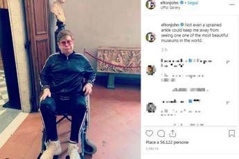 Elton John visita a sorpresa gli Uffizi, in sedia a rotelle Elton John visita a sorpresa gli Uffizi, in sedia a rotelle