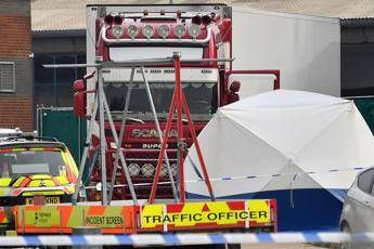 39 migranti morti in camion frigo, tutti identificati 39 migranti morti in camion frigo, tutti identificati