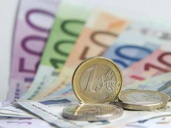 Reggio Emilia, trova portafogli con 900 euro e lo consegna ai carabinieri Reggio Emilia, trova portafogli con 900 euro e lo consegna ai carabinieri