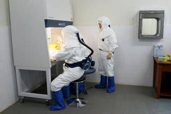 Infermiere di Emergency positivo al test Ebola, l'associazione: E' in buone condizioni Infermiere di Emergency positivo al test Ebola, l'associazione: E' in buone condizioni