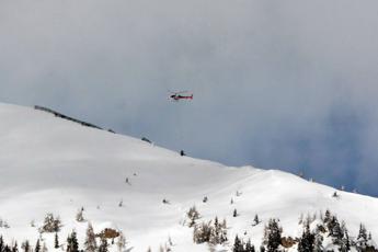 Maestro di sci impigliato a elicottero: precipita e muore