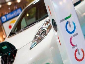 Enel spinge sull'e-mobility, 7 mila colonnine di ricarica entro il 2020 Enel spinge sull'e-mobility, 7 mila colonnine di ricarica entro il 2020