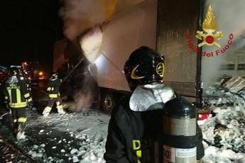 Tir a fuoco in area servizio su A1, feriti due vigili del fuoco Tir a fuoco in area servizio su A1, feriti due vigili del fuoco