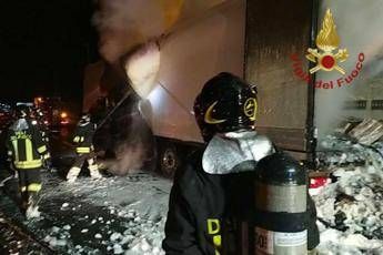 Tir a fuoco in area servizio su A1, feriti due vigili del fuoco