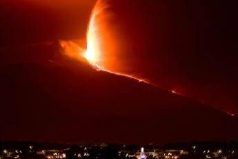 Etna in eruzione, chiuso fino alle 19 l'aeroporto di Catania Etna in eruzione, chiuso fino alle 19 l'aeroporto di Catania