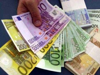 Conti pubblici, nei primi tre trimestri 2015 il deficit sceso al 2,9% del Pil Conti pubblici, nei primi tre trimestri 2015 il deficit sceso al 2,9% del Pil