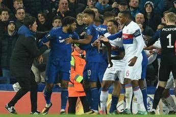 Follia in Everton-Lione: rissa col figlio in braccio Follia in Everton-Lione: rissa col figlio in braccio